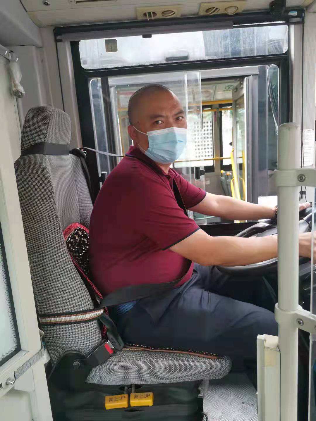 贊！路遇摩托車起火 宜賓公交好車長(zhǎng)90秒幫忙滅火